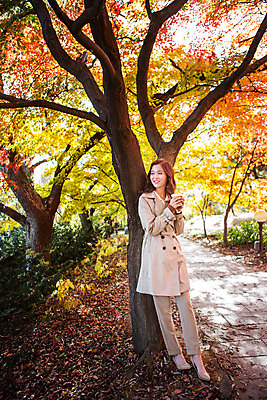 포토 JPG 주간 전신 여자 여유 커피 단풍나무 티타임 휴식 따뜻함 한명 서기 20대 성인 야외 기댐 산책 한국인 가을 트렌치코트 나무기둥 테이크아웃 수목원 파주 청년여자한명만 성인여자한명만 국내포토 자연요소 나무 1 계절 감정 음료 컨셉 단풍 모션 사람 동양인 청년 코트 경기도 여자한명만 성인여자만 청년여자만 파일형식