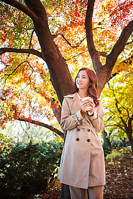 포토 JPG 주간 나무 응시 여자 여유 커피 단풍나무 티타임 휴식 따뜻함 한명 서기 미소 상반신 20대 성인 야외 앞모습 산책 한국인 가을 트렌치코트 테이크아웃 수목원 파주 청년여자한명만 성인여자한명만 국내포토 자연요소 식물 1 시선 계절 감정 음료 뷰포인트 컨셉 단풍 모션 표정 사람 동양인 청년 코트 경기도 여자한명만 성인여자만 청년여자만 파일형식