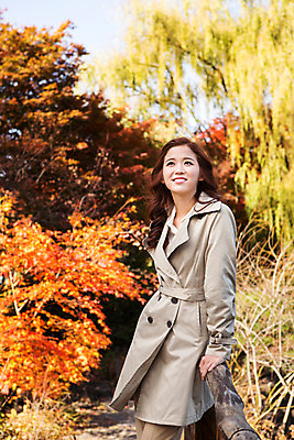 포토 JPG 주간 여자 여유 난간 단풍나무 휴식 한명 미소 상반신 20대 성인 야외 옆모습 산책 한국인 가을 트렌치코트 상쾌 수목원 걸터앉기 파주 청년여자한명만 성인여자한명만 국내포토 자연요소 나무 1 계절 감정 뷰포인트 컨셉 단풍 표정 사람 앉기 동양인 청년 코트 경기도 여자한명만 성인여자만 청년여자만 파일형식