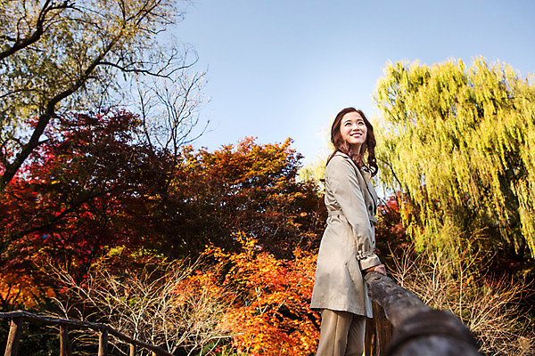 포토 JPG 주간 여자 여유 난간 단풍나무 휴식 한명 서기 미소 상반신 20대 성인 야외 옆모습 산책 한국인 가을 트렌치코트 상쾌 수목원 파주 청년여자한명만 성인여자한명만 국내포토 자연요소 나무 1 계절 감정 뷰포인트 컨셉 단풍 모션 표정 사람 동양인 청년 코트 경기도 여자한명만 성인여자만 청년여자만 파일형식