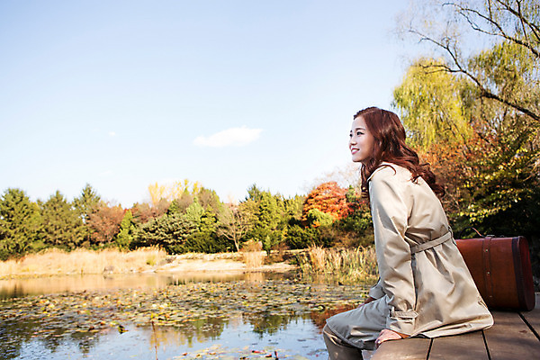 포토 JPG 주간 여자 호수 여유 휴식 한명 앉기 상반신 20대 성인 야외 옆모습 여행가방 한국인 가을 트렌치코트 상쾌 수목원 손짚기 파주 청년여자한명만 성인여자한명만 국내포토 자연요소 1 계절 감정 뷰포인트 컨셉 가방 모션 사람 동양인 손짓 청년 코트 경기도 여자한명만 성인여자만 청년여자만 파일형식