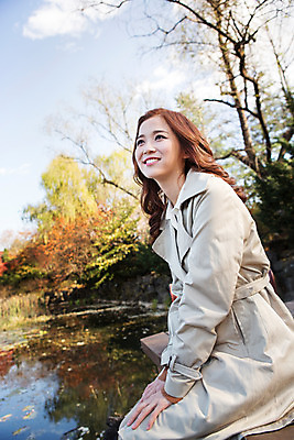 포토 JPG 주간 여자 호수 여유 휴식 한명 미소 앉기 상반신 20대 성인 야외 옆모습 한국인 가을 트렌치코트 상쾌 수목원 파주 청년여자한명만 성인여자한명만 국내포토 자연요소 1 계절 감정 뷰포인트 컨셉 모션 표정 사람 동양인 청년 코트 경기도 여자한명만 성인여자만 청년여자만 파일형식