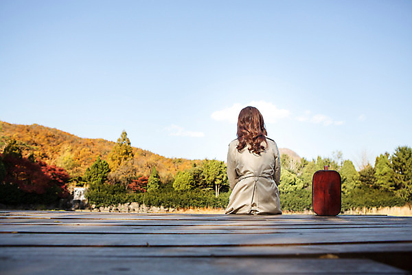 포토 JPG 주간 여자 호수 여유 휴식 한명 앉기 상반신 20대 성인 야외 뒷모습 여행가방 한국인 가을 트렌치코트 상쾌 수목원 나무다리 파주 청년여자한명만 성인여자한명만 국내포토 자연요소 1 계절 감정 뷰포인트 컨셉 가방 모션 사람 동양인 청년 코트 다리_건축물 경기도 여자한명만 성인여자만 청년여자만 파일형식
