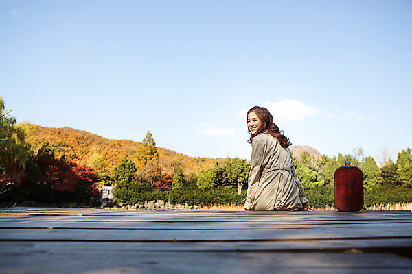 포토 JPG 주간 여자 호수 여유 휴식 한명 미소 앉기 상반신 20대 성인 야외 뒷모습 여행가방 한국인 가을 뒤돌아보기 트렌치코트 상쾌 수목원 나무다리 파주 청년여자한명만 성인여자한명만 국내포토 자연요소 1 계절 감정 뷰포인트 컨셉 가방 모션 표정 사람 동양인 청년 코트 다리_건축물 경기도 여자한명만 성인여자만 청년여자만 파일형식