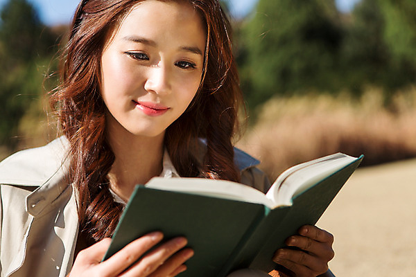 포토 JPG 주간 여자 여유 한명 상반신 20대 성인 야외 앞모습 아웃포커스 책 독서 펼침 한국인 가을 클래식 트렌치코트 집중 읽기 수목원 파주 청년여자한명만 성인여자한명만 국내포토 자연요소 1 계절 감정 뷰포인트 컨셉 모션 촬영기법 사람 동양인 청년 코트 경기도 여자한명만 성인여자만 청년여자만 파일형식