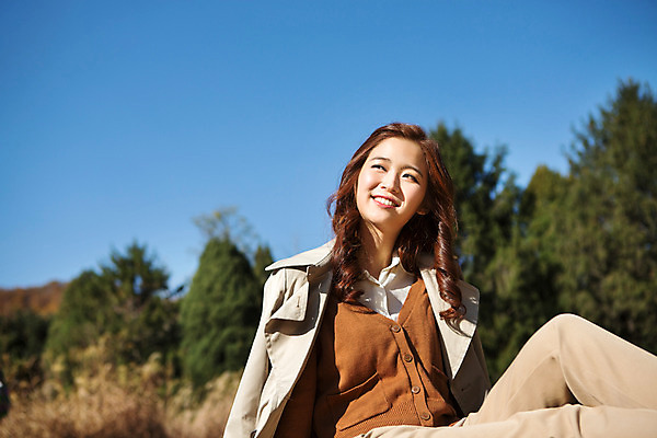 포토 JPG 주간 여자 여유 휴식 한명 앉기 상반신 20대 성인 야외 한국인 가을 트렌치코트 카디건 상쾌 수목원 파주 청년여자한명만 성인여자한명만 국내포토 자연요소 1 계절 감정 컨셉 모션 사람 동양인 청년 외투 코트 경기도 여자한명만 성인여자만 청년여자만 파일형식