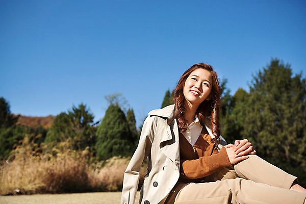 포토 JPG 주간 여자 여유 휴식 한명 앉기 상반신 20대 성인 야외 옆모습 한국인 가을 트렌치코트 카디건 상쾌 수목원 파주 청년여자한명만 성인여자한명만 국내포토 자연요소 1 계절 감정 뷰포인트 컨셉 모션 사람 동양인 청년 외투 코트 경기도 여자한명만 성인여자만 청년여자만 파일형식