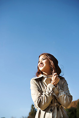 포토 JPG 주간 여자 여유 하늘 휴식 한명 상반신 20대 성인 야외 앞모습 산책 한국인 가을 수비 트렌치코트 상쾌 수목원 감싸기 파주 청년여자한명만 성인여자한명만 국내포토 자연요소 1 계절 감정 뷰포인트 컨셉 모션 사람 동양인 청년 코트 경기도 여자한명만 성인여자만 청년여자만 파일형식