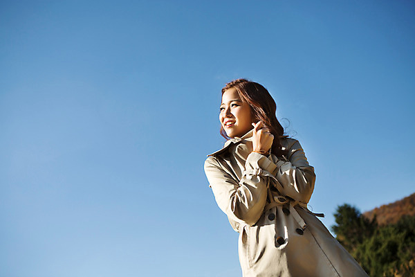 포토 JPG 주간 여자 여유 하늘 휴식 한명 상반신 20대 성인 야외 앞모습 산책 한국인 가을 수비 트렌치코트 상쾌 수목원 감싸기 파주 청년여자한명만 성인여자한명만 국내포토 자연요소 1 계절 감정 뷰포인트 컨셉 모션 사람 동양인 청년 코트 경기도 여자한명만 성인여자만 청년여자만 파일형식