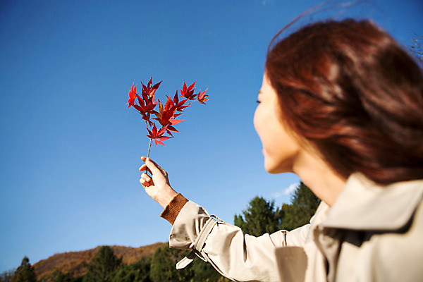 포토 JPG 주간 여자 여유 단풍 하늘 휴식 한명 들기 상반신 20대 성인 야외 산책 한국인 가을 트렌치코트 상쾌 수목원 파주 청년여자한명만 성인여자한명만 국내포토 자연요소 1 계절 감정 컨셉 잎 모션 사람 동양인 청년 코트 경기도 여자한명만 성인여자만 청년여자만 파일형식