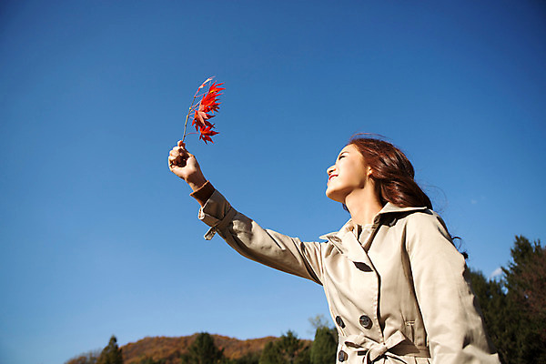 포토 JPG 주간 여자 여유 단풍 하늘 휴식 한명 들기 상반신 20대 성인 야외 옆모습 산책 한국인 가을 트렌치코트 상쾌 수목원 파주 청년여자한명만 성인여자한명만 국내포토 자연요소 1 계절 감정 뷰포인트 컨셉 잎 모션 사람 동양인 청년 코트 경기도 여자한명만 성인여자만 청년여자만 파일형식