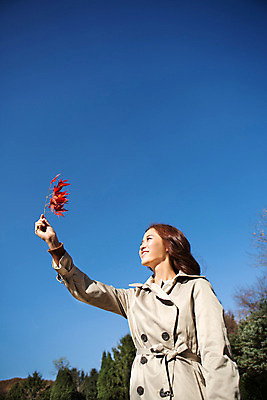 포토 JPG 주간 여자 여유 단풍 하늘 휴식 한명 미소 들기 상반신 20대 성인 야외 옆모습 산책 한국인 가을 트렌치코트 상쾌 수목원 파주 청년여자한명만 성인여자한명만 국내포토 자연요소 1 계절 감정 뷰포인트 컨셉 잎 모션 표정 사람 동양인 청년 코트 경기도 여자한명만 성인여자만 청년여자만 파일형식