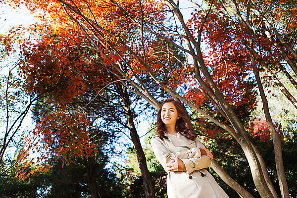 포토 JPG 주간 여자 여유 단풍나무 휴식 한명 미소 상반신 20대 성인 야외 팔짱 산책 한국인 가을 트렌치코트 상쾌 수목원 파주 청년여자한명만 성인여자한명만 국내포토 자연요소 나무 1 계절 감정 컨셉 단풍 모션 표정 사람 동양인 청년 코트 경기도 여자한명만 성인여자만 청년여자만 파일형식