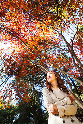 포토 JPG 주간 여자 여유 로우앵글 단풍나무 휴식 한명 상반신 20대 성인 야외 팔짱 산책 한국인 가을 트렌치코트 상쾌 수목원 파주 청년여자한명만 성인여자한명만 국내포토 자연요소 나무 1 계절 감정 뷰포인트 컨셉 단풍 모션 사람 동양인 청년 코트 경기도 여자한명만 성인여자만 청년여자만 파일형식