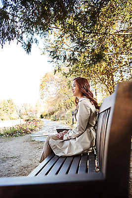 포토 JPG 주간 여자 여유 벤치 휴식 한명 앉기 상반신 20대 성인 야외 옆모습 한국인 가을 트렌치코트 상쾌 수목원 파주 청년여자한명만 성인여자한명만 국내포토 자연요소 1 계절 감정 뷰포인트 컨셉 의자 모션 사람 동양인 청년 코트 경기도 여자한명만 성인여자만 청년여자만 파일형식