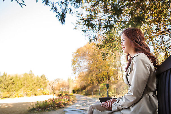 포토 JPG 주간 여자 여유 벤치 휴식 한명 앉기 상반신 20대 성인 야외 옆모습 한국인 가을 트렌치코트 상쾌 수목원 파주 청년여자한명만 성인여자한명만 국내포토 자연요소 1 계절 감정 뷰포인트 컨셉 의자 모션 사람 동양인 청년 코트 경기도 여자한명만 성인여자만 청년여자만 파일형식