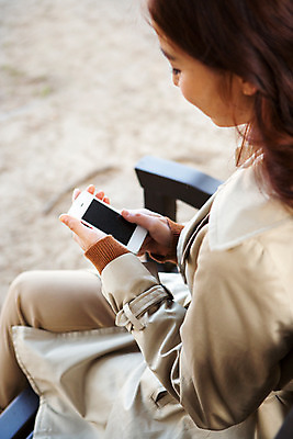 포토 JPG 주간 응시 여자 여유 벤치 휴식 한명 들기 앉기 상반신 20대 성인 야외 스마트폰 한국인 가을 트렌치코트 상쾌 수목원 파주 청년여자한명만 성인여자한명만 국내포토 자연요소 1 시선 계절 감정 컨셉 의자 모션 사람 동양인 청년 핸드폰 스마트기기 코트 경기도 여자한명만 성인여자만 청년여자만 파일형식