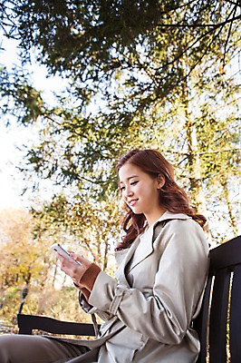 포토 JPG 주간 응시 여자 여유 벤치 휴식 한명 들기 앉기 상반신 20대 성인 야외 옆모습 스마트폰 한국인 가을 트렌치코트 상쾌 수목원 파주 청년여자한명만 성인여자한명만 국내포토 자연요소 1 시선 계절 감정 뷰포인트 컨셉 의자 모션 사람 동양인 청년 핸드폰 스마트기기 코트 경기도 여자한명만 성인여자만 청년여자만 파일형식