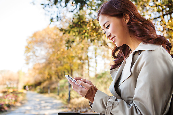 포토 JPG 주간 응시 여자 여유 벤치 휴식 한명 들기 앉기 상반신 20대 성인 야외 옆모습 스마트폰 한국인 가을 트렌치코트 상쾌 수목원 파주 청년여자한명만 성인여자한명만 국내포토 자연요소 1 시선 계절 감정 뷰포인트 컨셉 의자 모션 사람 동양인 청년 핸드폰 스마트기기 코트 경기도 여자한명만 성인여자만 청년여자만 파일형식