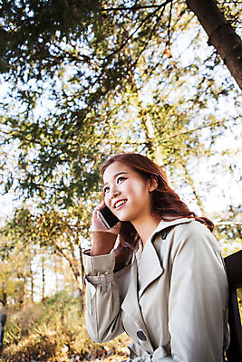 포토 JPG 주간 여자 여유 휴식 한명 상반신 20대 성인 야외 옆모습 스마트폰 한국인 가을 트렌치코트 상쾌 통화 수목원 파주 청년여자한명만 성인여자한명만 국내포토 자연요소 1 계절 감정 뷰포인트 컨셉 모션 사람 동양인 청년 핸드폰 스마트기기 코트 경기도 여자한명만 성인여자만 청년여자만 파일형식