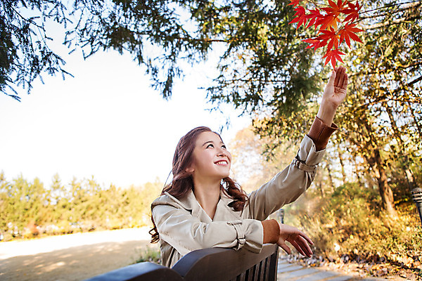 포토 JPG 주간 여자 여유 단풍 벤치 단풍나무 휴식 한명 미소 앉기 상반신 20대 성인 야외 만지기 한국인 올려보기 가을 트렌치코트 상쾌 수목원 파주 청년여자한명만 성인여자한명만 국내포토 자연요소 나무 1 계절 감정 컨셉 잎 의자 모션 표정 사람 동양인 청년 코트 경기도 여자한명만 성인여자만 청년여자만 파일형식