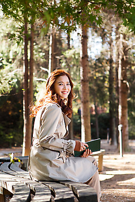 포토 JPG 주간 여자 여유 벤치 한명 미소 앉기 상반신 20대 성인 야외 옆모습 책 독서 펼침 한국인 가을 클래식 트렌치코트 읽기 수목원 파주 청년여자한명만 성인여자한명만 국내포토 자연요소 1 계절 감정 뷰포인트 컨셉 의자 모션 표정 사람 동양인 청년 코트 경기도 여자한명만 성인여자만 청년여자만 파일형식