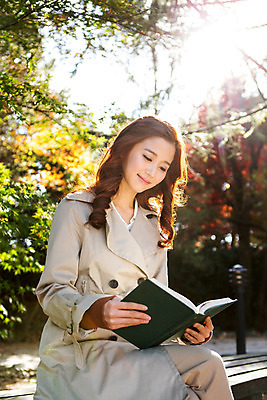 포토 JPG 주간 여자 여유 벤치 한명 앉기 상반신 20대 성인 야외 책 독서 펼침 한국인 가을 클래식 트렌치코트 집중 읽기 수목원 파주 청년여자한명만 성인여자한명만 국내포토 자연요소 1 계절 감정 컨셉 의자 모션 사람 동양인 청년 코트 경기도 여자한명만 성인여자만 청년여자만 파일형식