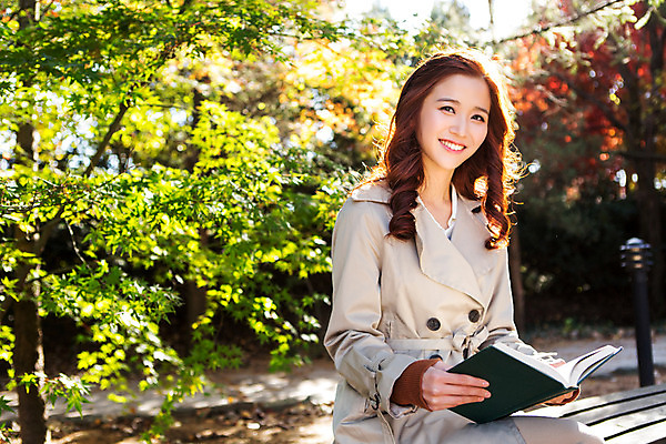 포토 JPG 주간 여자 여유 벤치 한명 미소 앉기 상반신 20대 성인 야외 책 독서 펼침 한국인 가을 클래식 트렌치코트 읽기 수목원 파주 청년여자한명만 성인여자한명만 국내포토 자연요소 1 계절 감정 컨셉 의자 모션 표정 사람 동양인 청년 코트 경기도 여자한명만 성인여자만 청년여자만 파일형식