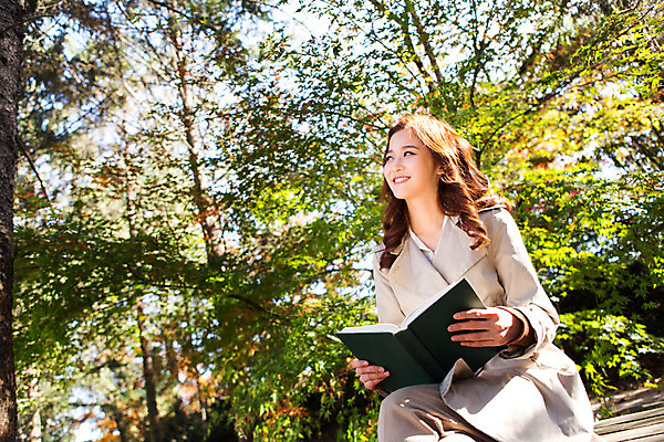 포토 JPG 주간 여자 여유 벤치 한명 미소 앉기 상반신 20대 성인 야외 앞모습 책 독서 펼침 한국인 다리꼬기 가을 클래식 트렌치코트 읽기 수목원 파주 청년여자한명만 성인여자한명만 국내포토 자연요소 1 계절 감정 뷰포인트 컨셉 의자 모션 표정 사람 동양인 청년 코트 경기도 여자한명만 성인여자만 청년여자만 파일형식