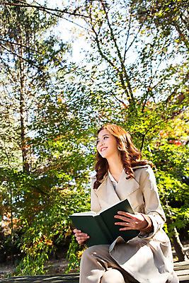 포토 JPG 주간 여자 여유 벤치 한명 미소 앉기 상반신 20대 성인 야외 앞모습 책 독서 펼침 한국인 다리꼬기 가을 클래식 트렌치코트 읽기 수목원 파주 청년여자한명만 성인여자한명만 국내포토 자연요소 1 계절 감정 뷰포인트 컨셉 의자 모션 표정 사람 동양인 청년 코트 경기도 여자한명만 성인여자만 청년여자만 파일형식