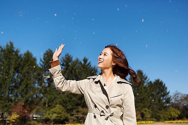 포토 JPG 주간 여자 여유 휴식 한명 상반신 20대 성인 야외 앞모습 손들기 산책 활발 한국인 가을 비눗방울 트렌치코트 순수 즐거움 상쾌 수목원 파주 청년여자한명만 성인여자한명만 국내포토 자연요소 1 계절 감정 뷰포인트 컨셉 모션 사람 동양인 청년 코트 경기도 여자한명만 성인여자만 청년여자만 파일형식