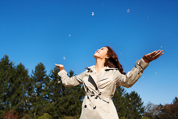 포토 JPG 주간 여자 여유 팔벌리기 휴식 한명 상반신 20대 성인 야외 앞모습 산책 활발 한국인 가을 비눗방울 트렌치코트 순수 즐거움 상쾌 고개들기 수목원 파주 청년여자한명만 성인여자한명만 국내포토 자연요소 1 계절 감정 뷰포인트 컨셉 모션 사람 동양인 청년 코트 경기도 여자한명만 성인여자만 청년여자만 파일형식