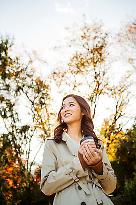 포토 JPG 주간 여자 여유 커피 티타임 휴식 따뜻함 한명 미소 상반신 20대 성인 야외 한국인 가을 트렌치코트 테이크아웃 수목원 파주 청년여자한명만 성인여자한명만 국내포토 자연요소 1 계절 감정 음료 컨셉 표정 사람 동양인 청년 코트 경기도 여자한명만 성인여자만 청년여자만 파일형식