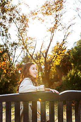 포토 JPG 주간 여자 여유 벤치 휴식 한명 앉기 상반신 20대 성인 야외 옆모습 한국인 가을 트렌치코트 상쾌 수목원 파주 청년여자한명만 성인여자한명만 국내포토 자연요소 1 계절 감정 뷰포인트 컨셉 의자 모션 사람 동양인 청년 코트 경기도 여자한명만 성인여자만 청년여자만 파일형식
