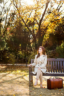 포토 JPG 주간 전신 여자 여유 벤치 휴식 한명 앉기 20대 성인 야외 앞모습 여행가방 한국인 다리꼬기 가을 트렌치코트 상쾌 수목원 파주 청년여자한명만 성인여자한명만 국내포토 자연요소 1 계절 감정 뷰포인트 컨셉 의자 가방 모션 사람 동양인 청년 코트 경기도 여자한명만 성인여자만 청년여자만 파일형식