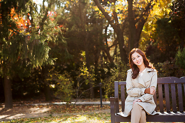 포토 JPG 주간 여자 여유 벤치 휴식 한명 미소 앉기 상반신 20대 성인 야외 앞모습 한국인 다리꼬기 가을 트렌치코트 상쾌 수목원 파주 청년여자한명만 성인여자한명만 국내포토 자연요소 1 계절 감정 뷰포인트 컨셉 의자 모션 표정 사람 동양인 청년 코트 경기도 여자한명만 성인여자만 청년여자만 파일형식