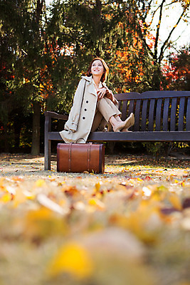 포토 JPG 주간 전신 여자 여유 낙엽 벤치 휴식 한명 앉기 20대 성인 야외 옆모습 여행가방 한국인 가을 트렌치코트 하이힐 상쾌 수목원 파주 청년여자한명만 성인여자한명만 국내포토 자연요소 1 계절 감정 구두 뷰포인트 컨셉 잎 의자 가방 모션 사람 동양인 청년 코트 여성화 경기도 여자한명만 성인여자만 청년여자만 파일형식