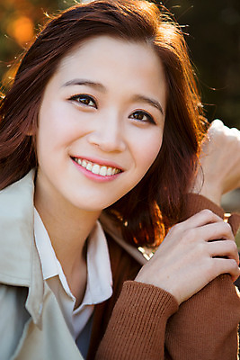 포토 JPG 주간 여자 여유 휴식 한명 미소 상반신 20대 성인 야외 한국인 가을 트렌치코트 카디건 상쾌 수목원 파주 청년여자한명만 성인여자한명만 국내포토 자연요소 1 계절 감정 컨셉 표정 사람 동양인 청년 외투 코트 경기도 여자한명만 성인여자만 청년여자만 파일형식