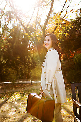 포토 JPG 주간 여자 여유 휴식 한명 서기 미소 들기 상반신 20대 성인 야외 여행가방 한국인 가을 트렌치코트 상쾌 수목원 파주 청년여자한명만 성인여자한명만 국내포토 자연요소 1 계절 감정 컨셉 가방 모션 표정 사람 동양인 청년 코트 경기도 여자한명만 성인여자만 청년여자만 파일형식