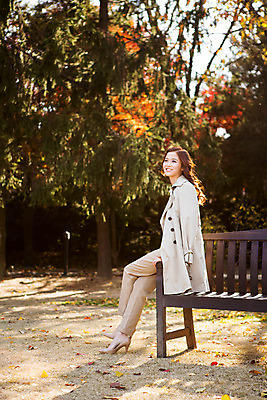 포토 JPG 주간 전신 여자 여유 벤치 휴식 한명 미소 앉기 20대 성인 야외 옆모습 한국인 다리꼬기 가을 트렌치코트 상쾌 수목원 걸터앉기 파주 청년여자한명만 성인여자한명만 국내포토 자연요소 1 계절 감정 뷰포인트 컨셉 의자 모션 표정 사람 동양인 청년 코트 경기도 여자한명만 성인여자만 청년여자만 파일형식