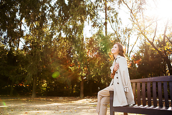포토 JPG 주간 여자 여유 벤치 휴식 한명 미소 앉기 상반신 20대 성인 야외 옆모습 한국인 다리꼬기 가을 트렌치코트 상쾌 수목원 걸터앉기 파주 청년여자한명만 성인여자한명만 국내포토 자연요소 1 계절 감정 뷰포인트 컨셉 의자 모션 표정 사람 동양인 청년 코트 경기도 여자한명만 성인여자만 청년여자만 파일형식