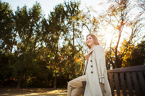 포토 JPG 주간 여자 여유 벤치 휴식 한명 미소 앉기 상반신 20대 성인 야외 옆모습 한국인 가을 트렌치코트 상쾌 수목원 걸터앉기 파주 청년여자한명만 성인여자한명만 국내포토 자연요소 1 계절 감정 뷰포인트 컨셉 의자 모션 표정 사람 동양인 청년 코트 경기도 여자한명만 성인여자만 청년여자만 파일형식