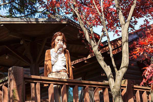 포토 JPG 주간 여자 여유 커피 단풍나무 티타임 휴식 따뜻함 한명 서기 상반신 20대 성인 야외 앞모습 한국인 머그컵 마시기 발코니 가을 카디건 수목원 야외테라스 파주 청년여자한명만 성인여자한명만 국내포토 자연요소 나무 1 계절 감정 음료 뷰포인트 컨셉 단풍 모션 사람 동양인 청년 컵 외투 경기도 여자한명만 성인여자만 청년여자만 파일형식