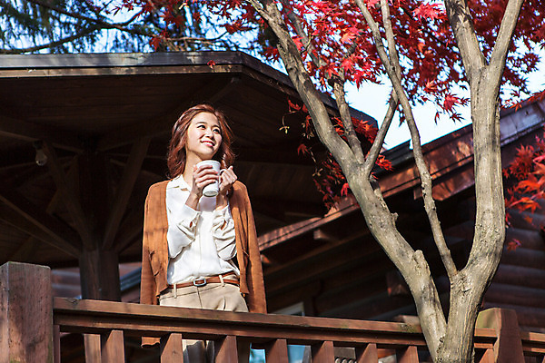 포토 JPG 주간 여자 여유 커피 단풍나무 티타임 휴식 따뜻함 한명 서기 미소 상반신 20대 성인 야외 앞모습 한국인 머그컵 발코니 가을 카디건 수목원 야외테라스 파주 청년여자한명만 성인여자한명만 국내포토 자연요소 나무 1 계절 감정 음료 뷰포인트 컨셉 단풍 모션 표정 사람 동양인 청년 컵 외투 경기도 여자한명만 성인여자만 청년여자만 파일형식