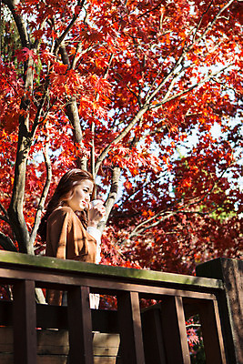 포토 JPG 주간 여자 여유 커피 단풍나무 티타임 휴식 따뜻함 한명 상반신 20대 성인 야외 옆모습 한국인 머그컵 발코니 가을 카디건 수목원 야외테라스 파주 청년여자한명만 성인여자한명만 국내포토 자연요소 나무 1 계절 감정 음료 뷰포인트 컨셉 단풍 사람 동양인 청년 컵 외투 경기도 여자한명만 성인여자만 청년여자만 파일형식