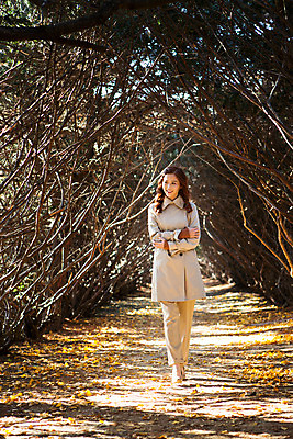 포토 JPG 주간 전신 나무 여자 여유 휴식 한명 20대 성인 야외 앞모습 산책 한국인 가을 터널 트렌치코트 상쾌 수목원 파주 청년여자한명만 성인여자한명만 국내포토 자연요소 식물 1 계절 감정 길 뷰포인트 컨셉 사람 동양인 청년 코트 경기도 여자한명만 성인여자만 청년여자만 파일형식