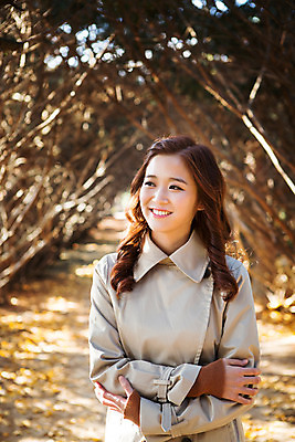 포토 JPG 주간 나무 여자 여유 휴식 한명 미소 상반신 20대 성인 야외 앞모습 아웃포커스 산책 한국인 가을 터널 트렌치코트 상쾌 수목원 파주 청년여자한명만 성인여자한명만 국내포토 자연요소 식물 1 계절 감정 길 뷰포인트 컨셉 촬영기법 표정 사람 동양인 청년 코트 경기도 여자한명만 성인여자만 청년여자만 파일형식