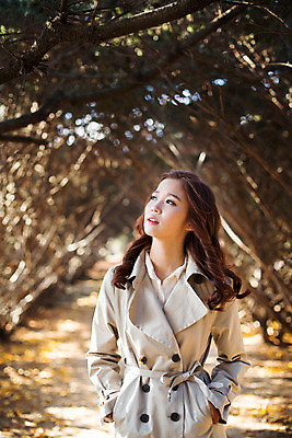 포토 JPG 주간 나무 여자 여유 휴식 한명 상반신 20대 성인 야외 앞모습 산책 한국인 가을 터널 트렌치코트 상쾌 주머니손 수목원 파주 청년여자한명만 성인여자한명만 국내포토 자연요소 식물 1 계절 감정 길 뷰포인트 컨셉 모션 사람 동양인 청년 코트 경기도 여자한명만 성인여자만 청년여자만 파일형식