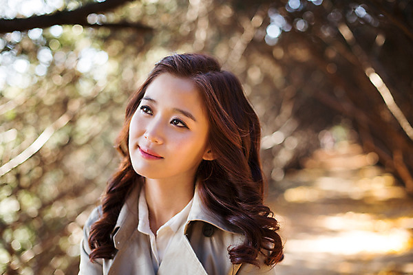 포토 JPG 주간 나무 여자 여유 휴식 한명 상반신 20대 성인 야외 앞모습 아웃포커스 산책 한국인 가을 터널 트렌치코트 상쾌 수목원 파주 청년여자한명만 성인여자한명만 국내포토 자연요소 식물 1 계절 감정 길 뷰포인트 컨셉 촬영기법 사람 동양인 청년 코트 경기도 여자한명만 성인여자만 청년여자만 파일형식