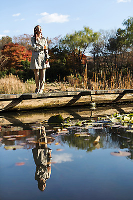 포토 JPG 주간 전신 여자 호수 여유 휴식 한명 20대 성인 야외 앞모습 반사 걷기 산책 한국인 가을 트렌치코트 상쾌 수목원 파주 청년여자한명만 성인여자한명만 국내포토 자연요소 1 계절 감정 뷰포인트 컨셉 모션 사람 동양인 청년 코트 경기도 여자한명만 성인여자만 청년여자만 파일형식